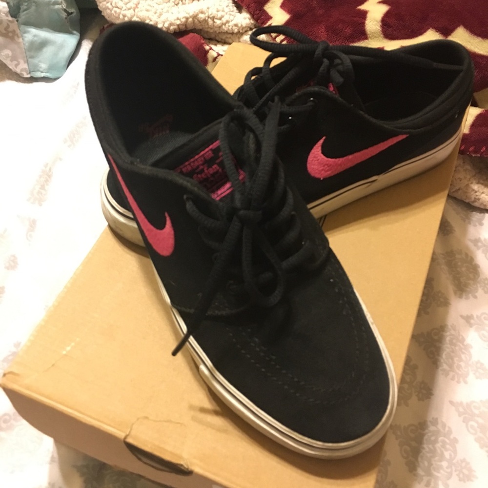 Nikes - Picture 1 of 4